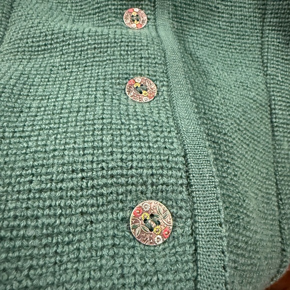 Chic Green Button-Up Cardigan - Picture 6 of 6